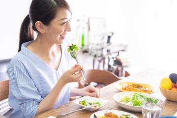 食事をする女性