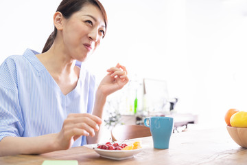 フルーツを食べる女性