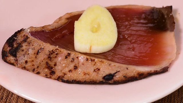 鰹のタタキを食べる