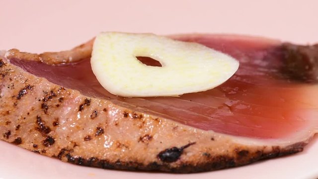 鰹のタタキを食べる