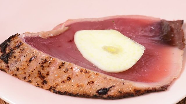鰹のタタキを食べる