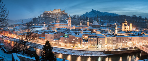 Obraz premium Salzburg panorama at Christmas time in winter, Austria