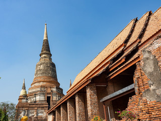 Fototapeta premium Thai architecture Ancient times,Most materials are brick and mortar,forming a wall and floor,The surrounding area has a beautiful Buddha statue,On the bright day