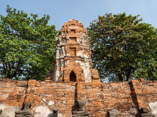 Fototapeta premium Thai architecture Ancient times,Most materials are brick and mortar,forming a wall and floor,The surrounding area has a beautiful Buddha statue,On the bright day