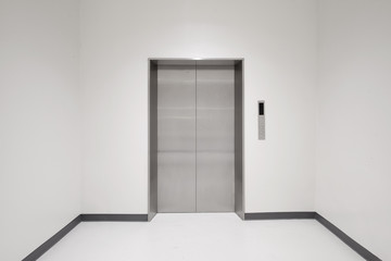 Closing elevator doors