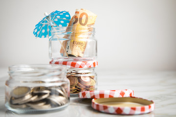 3 Gläser Konten mit Euro Scheinen, Sonnenschirm, 2€ Münzen und Wechselgeld zum haushalten und sparen für Urlaub