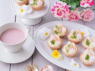 白いイチゴのプチタルトケーキでティータイム