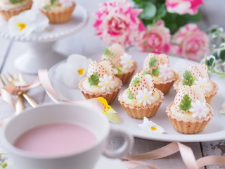 白いイチゴのプチタルトケーキでティータイム