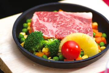 牛肉ステーキ　霜降り