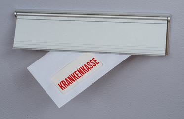  Brief mit der Beschriftung Krankenkasse in Briefschlitz