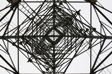 真下から見た送電塔