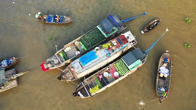 Vue &agrave; basse altitude du march&eacute; flottant de Cai Rang o&ugrave; les habitants locaux &eacute;changent des marchandises, vers Can Tho, au Vietnam