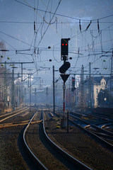 Eisenbahn Gleise Schienen Signale Nebel Strecke Hagen Hohenlimburg Ausfahrt rot Halt Hp0 Dunst Gleise Bahnhof Deutschland Infrastruktur Technologie Stillstand Shut down Transport Verbindung