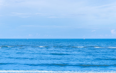 Fototapeta na wymiar sea and blue sky nature background