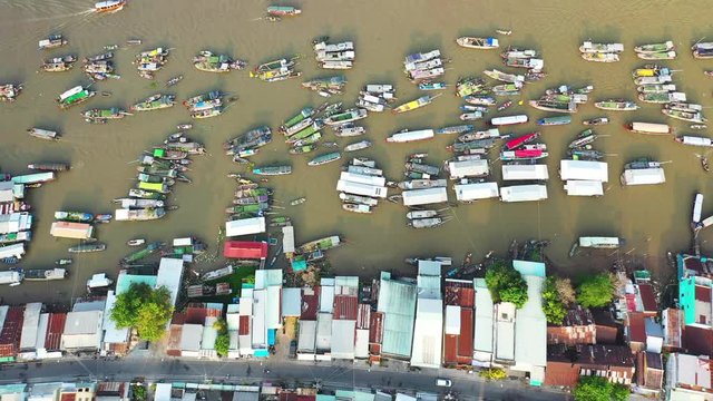 Vue &agrave; haute altitude du march&eacute; flottant de Cai Rang o&ugrave; les habitants locaux &eacute;changent des marchandises ainsi que quelques b&acirc;timents bordant le march&eacute;, vers Can Tho, au Vietnam