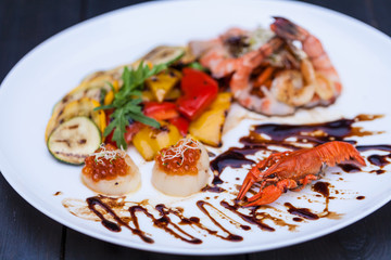grilled shrimps with lemon and salad