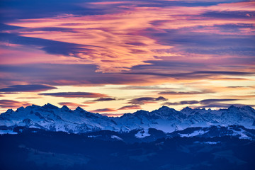 Feuer am Himmel, Abendrot über schneebedeckten Schweizer Bergen