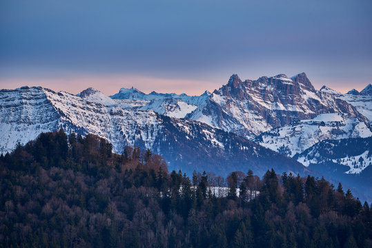 Abendstimmung über schneebedeckten Schweizer Alpen, Federispitz und Mütschenstock