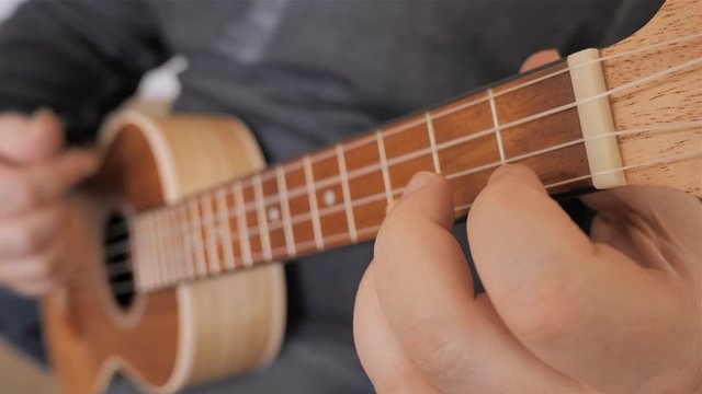 Ein Mann spielt Ukulele