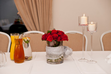 romantyczna kolacja róże na stole © ftomasz