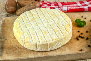 fromage reblochon sur une table