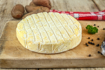fromage reblochon sur une table