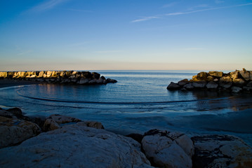 Apertura tra scogli in mare