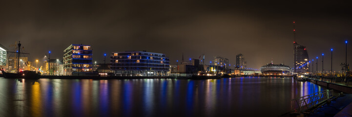 Fototapeta na wymiar Bremerhaven Hafenwelten Süd Panorama 3zu1