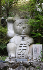 Obraz premium Winkende Katze (Maneko neko) aus Stein in Japan