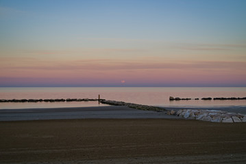 La luna al tramonto sul mare