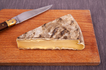 french cow's milk cheese called saint-nectaire