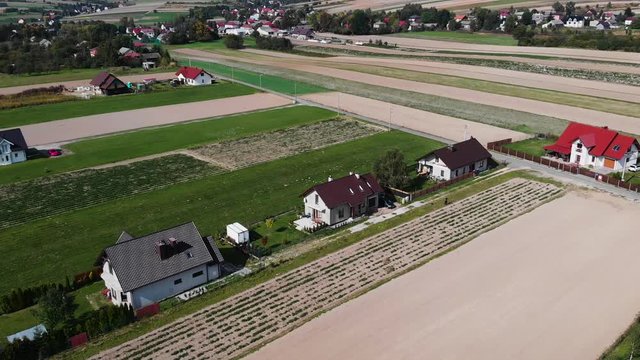 Domy na terenach zielonych wśr&oacute;d p&oacute;l uprawnych z lotu ptaka