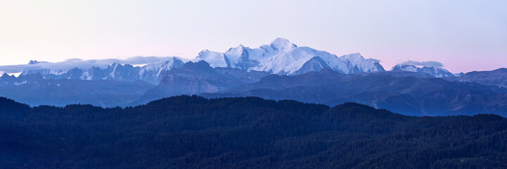Panorama sur la chaine du Mont Blanc juste avant le lever du soleil un matin d'été depuis la...