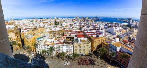Fototapeta premium Cadiz, Spanien Blick auf die Altstadt / Panorama