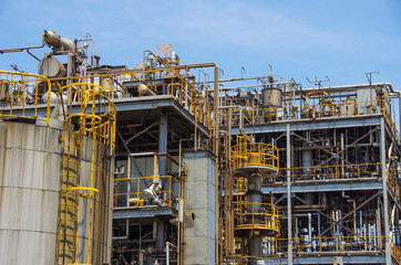 配管が絡み合う化学プラント