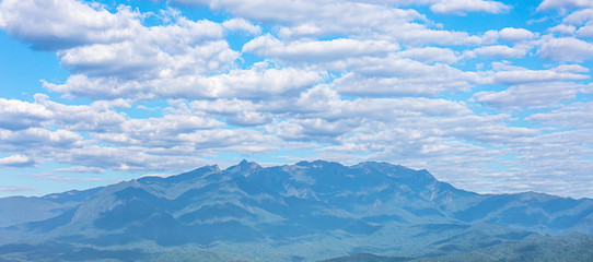 Fototapeta premium Montanha com sombras das nuvens
