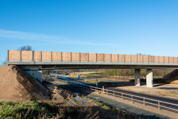 Fototapeta na wymiar Vollsperrung der B404 für den Brückenneunbau der künftigen A21 bei Nettelsee am 26. Jan. 2020