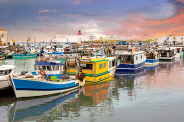 Obraz premium Ile d'Oléron. La Cotinière. Chalutiers à quai. Charente-Maritime. Nouvelle-Aquitaine 