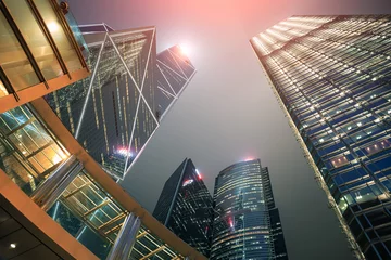 Foto op Plexiglas Bank of China toren gebouw. Die wolkenkrabber in de stad Hong Kong met het exterieurontwerp van de moderne architectuur. Nachtelijke hemel reflectie met glas raam. Centrum van zakelijke, zakelijke, financiële dienstverlening. © DifferR
