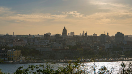 Naklejka premium havana skyline cityscape in the sunset with the sea and the capitol in the background, cuba
