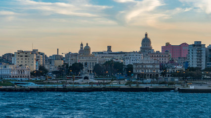 Fototapeta premium old havana skyline cityscape in the sunset, capitol, cuba