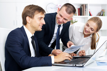 Obraz premium Business colleagues with document in hands