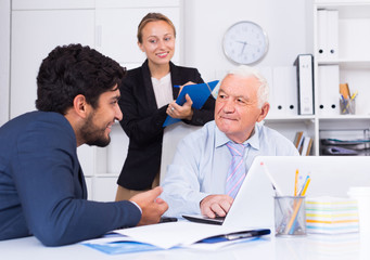 Obraz premium Old man is talking to colleague