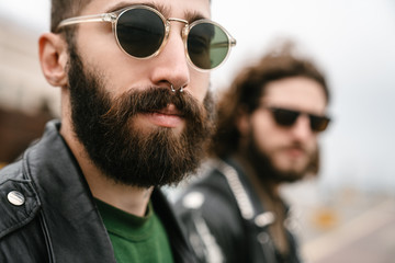 Photo closeup of bearded caucasian men posing and looking at camera