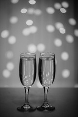 Two glasses of pink champagne for the couple.