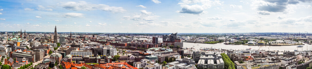 Hamburg Panorama mit Hafencity und Elbphilharmonie / Luftaufnahme