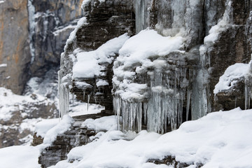 Fototapeta na wymiar icicles at the shore of Lake Oeschinensee