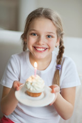 Obraz na płótnie Canvas Portrait of a young girl with cupcake