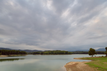 Bella vista del embalse de El Regajo en una tarde nubosa, cerca de la población de Navajas, en la provincia de Castellón. Comunidad Valenciana. España