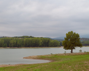 Bella vista del embalse de El Regajo en una tarde nubosa, cerca de la población de Navajas, en la provincia de Castellón. Comunidad Valenciana. España